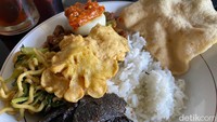 Nasi campur di sini tak ubahnya nasi rames dengan beragam lauk. Kami memilih paru goreng dan peyek udang. Kemudian ada pelengkap mie goreng, orek tempe, dan sambal.