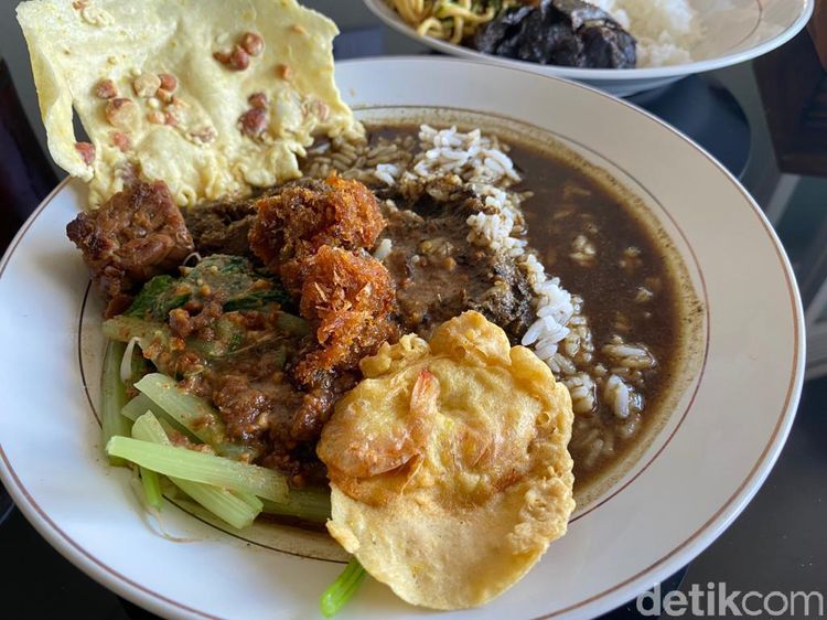 Sarapan Pecel Rawon Khas Banyuwangi yang Uenak Poll!