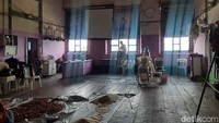 Meski terlihat angker dan saat malam hari gelap, Gedung Setan ini memiliki penghuni sekitar 40 KK. Mayoritas penghuni merupakan generasi keempat pengungsi Tionghoa sejak tahun 1948.