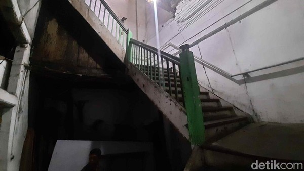 Selain warga yang memiliki garis keturunan dari penghuni asli tahun 1948 tidak bisa tinggal. Meskipun keluarga dari pemilik bangunan sendiri tidak tinggal disana. Selain warga yang memiliki garis keturunan dari penghuni asli tahun 1948 tidak bisa tinggal. Meskipun keluarga dari pemilik bangunan sendiri tidak tinggal disana.