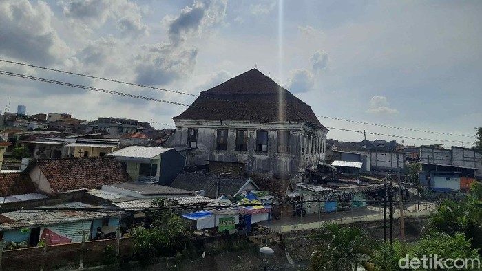 Siapa yang tidak tahu dengan Gedung Setan di Surabaya. Jika dilihat dari kasat mata, bangunan tua itu terlihat angker.