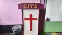 Menariknya, di dalam Gedung Setan ini terdapat gereja dengan luas sekitar 15x15 meter berada di lantai dua. Terdapat poster gambar Yesus menempel di dinding.  Di ruangan ini tampak lebih terang. Dari kaca jendela terlihat  fly over Banyu Urip yang dilintasi pengendara.