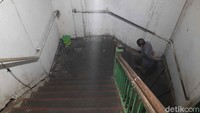 Bangunan cagar budaya ini tidak pernah mendapat perbaikan dari Pemerintah Kota Surabaya. Padahal, banyak yang harus diperbaiki, seperti atap yang sering bocor. Saking tidak ada bantuan, akhirnya donatur yang memberi bantuan mengganti atap.