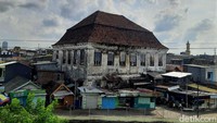 Gedung Setan sendiri dulunya adalah bekas Kantor Gubernur Vereenigde Oostindische Compagnie (VOC) di Jawa Timur dan berdiri sejak tahun 1809. Setelah VOC bangkrut dan tidak lagi tinggal di Indonesia, bangunan lawas dua lantai ini menjadi milik Dokter Teng Sioe Hie.