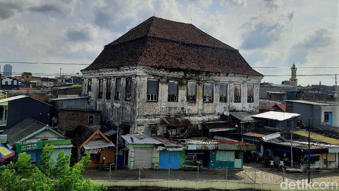 Melihat Lebih Dekat 'Gedung Setan' yang Angker di Surabaya Siapa yang tidak tahu dengan 'Gedung Setan' di Surabaya. Jika dilihat dari kasat mata, bangunan tua itu terlihat angker.