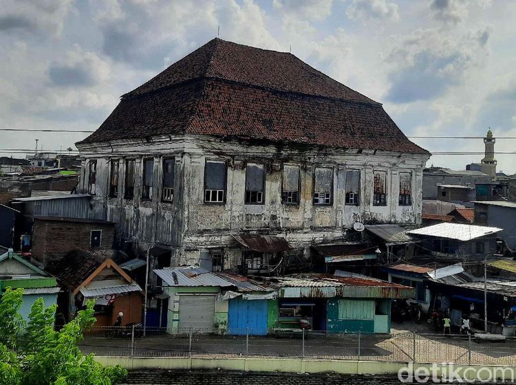 Melihat Lebih Dekat Gedung Setan Berusia 200 Tahun di Surabaya