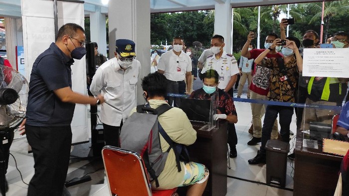 Menhub Cek Kesiapan Alat Tes GeNose di Bandara Ngurah Rai Bali