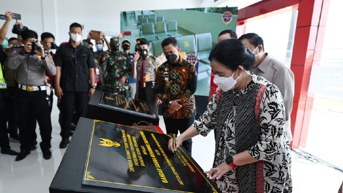 Momen Ketua DPR Resmikan Bandara Taufiq Kiemas Ketua DPR RI Puan Maharani meresmikan perubahan nama Bandar Udara Pekonserai menjadi Bandar Udara Muhammad Taufiq Kiemas di Lampung. Diharapkan dengan adanya bandara itu kesejahteraan masyarakat meningkat.