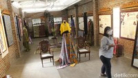 Ide itu bermula saat ia melihat banyak pengunjung kafe kopi di Galeri Batik Komar yang berfoto di antara batik-batik yang dijemur.