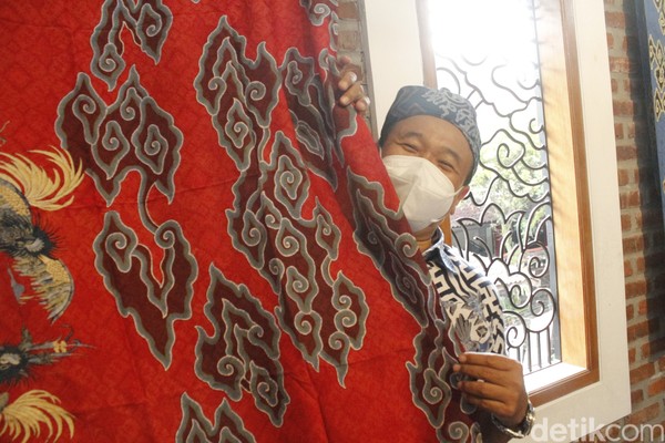 Di sana ia menyediakan ruangan khusus, yang bisa dijadikan titik berburu foto dengan latar kain batik berkualitas premium. Di sana ia menyediakan ruangan khusus, yang bisa dijadikan titik berburu foto dengan latar kain batik berkualitas premium.
