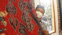 Di sana ia menyediakan ruangan khusus, yang bisa dijadikan titik berburu foto dengan latar kain batik berkualitas premium.