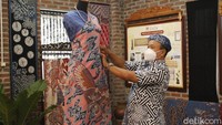 Tak hanya bisa berfoto yang cantik, pengunjung juga bisa mendapatkan edukasi terkait  motif batik yang diproduksi. Di antaranya, motif megamendung, motif shibotik, motif Jawa Baratan, dan motif batik Indonesia.