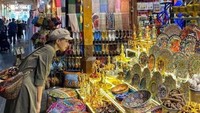 Pernah ke Dubai beberapa tahun lalu, Najwa Shihab sempat singgah ke penjual piring dan rempah-rempah khas Arab. Kira-kira Najwa Shihab beli piring yang mana ya? Foto: Instagram @najwashihab