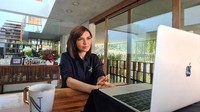 Keseharian Najwa Shihab saat bekerja di rumah, biasanya harus ditemani secangkir minuman hangat favoritnya. Foto: Instagram @najwashihab