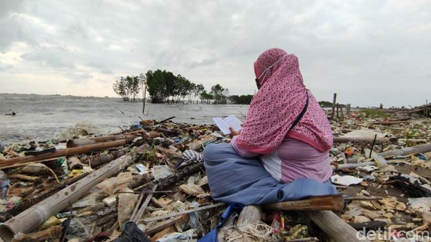 Nyadran ke makam yang hilang di pesisir Tambaklorok Semarang, Jumat (10/4/2021).