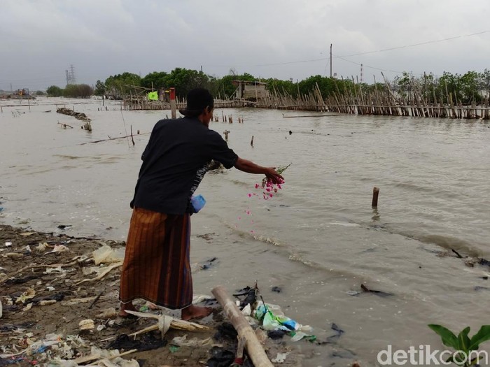 Nyadran ke makam yang hilang di pesisir Tambaklorok Semarang, Jumat (10/4/2021).