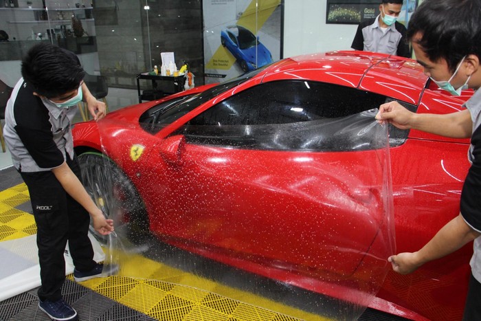 Paint Protection Film (PPF), lapisan yang mencegah bodi mobil tergores.