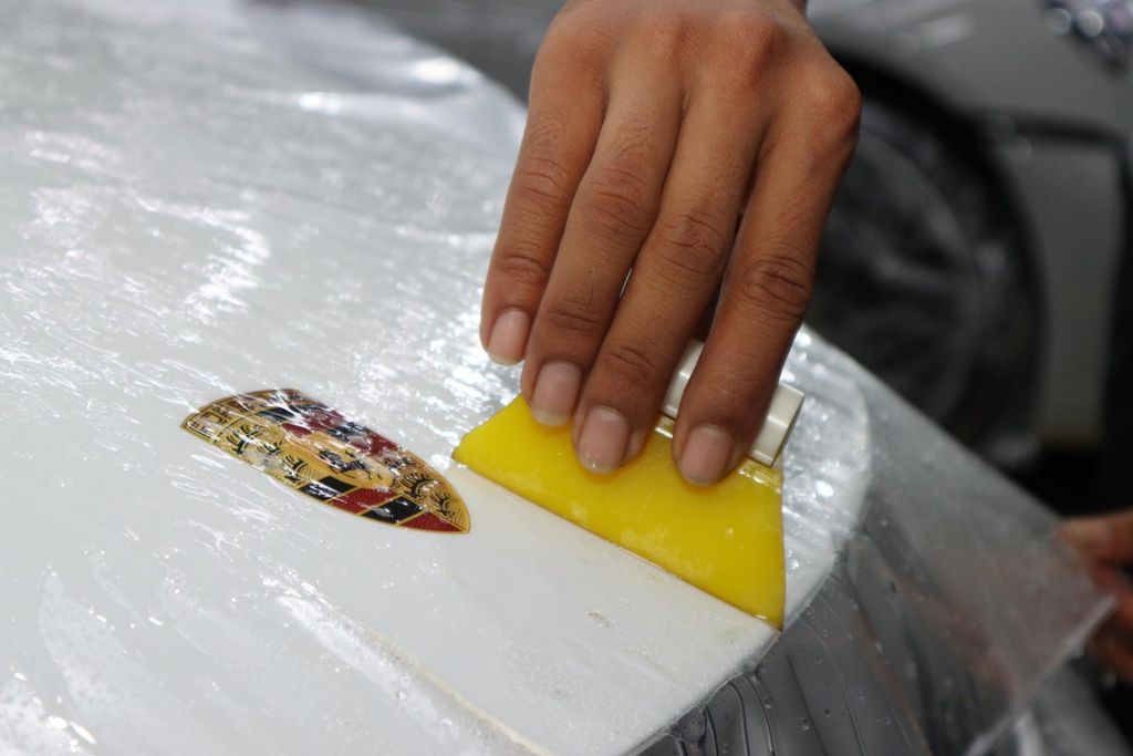 Paint Protection Film (PPF), lapisan yang mencegah bodi mobil tergores.