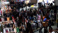 Pengunjung terlihat memadati kawasan Pasar Tanah Abang.