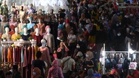 Kawasan tersebut dipadati warga untuk berbelanja berbagai kebutuhan Ramadhan.