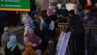Ragam jenis pakaian busana muslim banyak menjadi incaran warga.