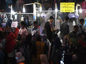 Sore yang Ramai di Pasar Tanah Abang, Warga Belanja Persiapan Lebaran