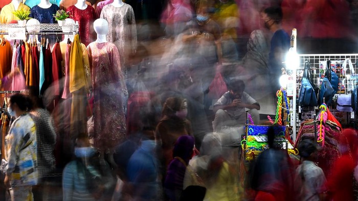 PASAR TANAH ABANG JELANG RAMADHAN Warga memilih busana yang dijual di Pasar Tanah Abang, Jakarta Pusat, Sabtu (10/4/2021). Pasar Tanah Abang mulai dipadati warga untuk berbelanja berbagai kebutuhan Ramadhan. ANTARA FOTO/Sigid Kurniawan/aww.