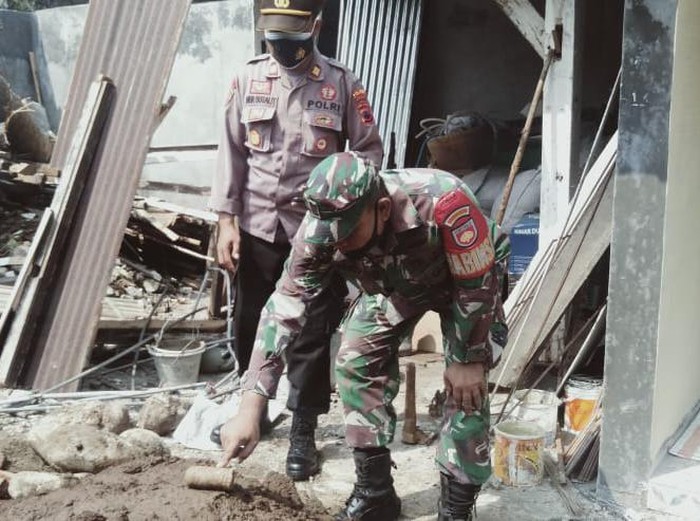 Pekerja bangunan di Purbalingga temukan benda diduga peluru lontar, Sabtu (10/4/2021).