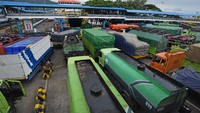 Menurut GM PT ASDP Cabang Merak Hasan Lessy penumpukkan truk terjadi sejak tiga hari terakhir.