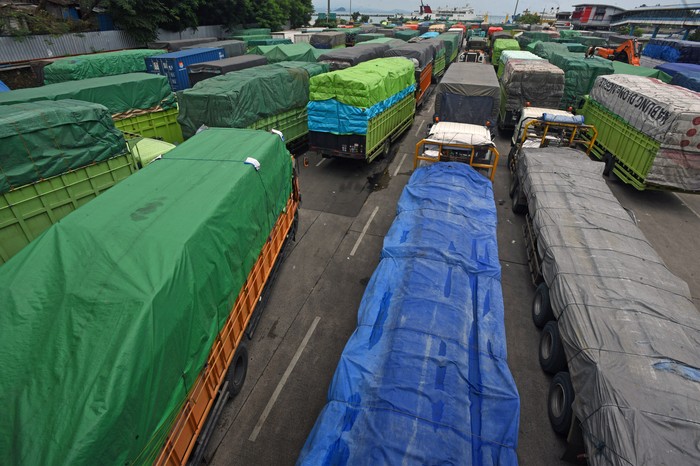 Sejumlah truk yang akan menyeberang ke Sumatera antre di Dermaga II Pelabuhan Merak Banten, Sabtu (10/4/20210). Menurut GM PT ASDP Cabang Merak Hasan Lessy penumpukkan truk terjadi sejak tiga hari terakhir akibat meningkatnya volume distribusi barang menjelang puasa ditambah gangguan gelombang tinggi di Selat Sunda sehingga waktu tempuh penyeberangan kapal ferry menjadi lebih lama. ANTARA FOTO/Asep Fathulrahman/aww.