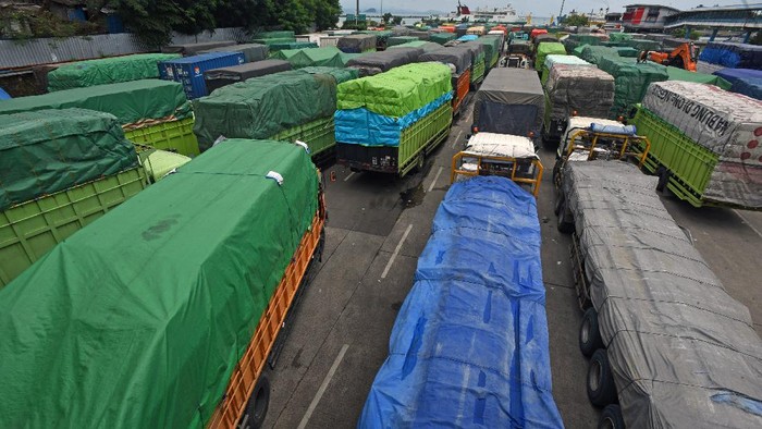 PELABUHAN MERAK PADAT Sejumlah truk yang akan menyeberang ke Sumatera antre di Dermaga II Pelabuhan Merak Banten, Sabtu (10/4/20210). Menurut GM PT ASDP Cabang Merak Hasan Lessy penumpukkan truk terjadi sejak tiga hari terakhir akibat meningkatnya volume distribusi barang menjelang puasa ditambah gangguan gelombang tinggi di Selat Sunda sehingga waktu tempuh penyeberangan kapal ferry menjadi lebih lama. ANTARA FOTO/Asep Fathulrahman/aww.
