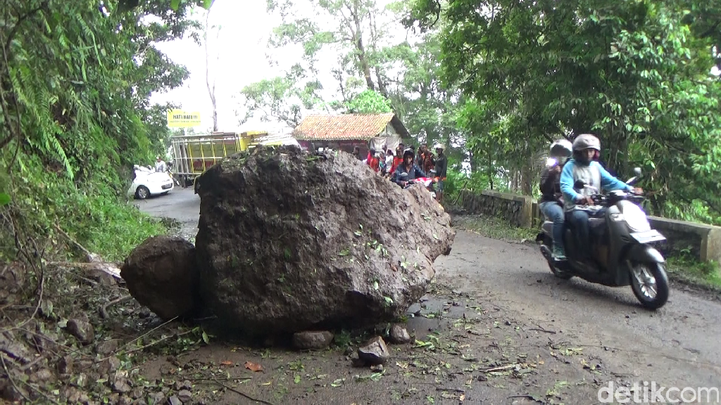 Seorang pengendara motor di Bukit Piket Nol Lumajang tewas tertimpa reruntuhan batu imbas gempa Malang.
