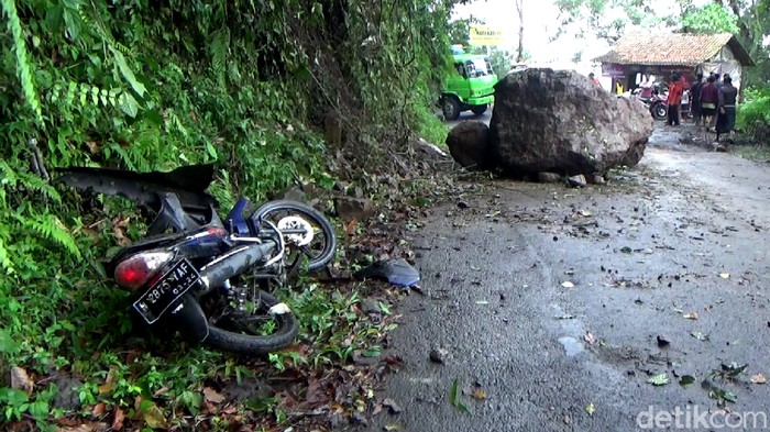 Pengendara Motor di Lumajang Tewas Tertimpa Batu Imbas Gempa Seorang pengendara motor di Bukit Piket Nol Lumajang tewas tertimpa reruntuhan batu imbas gempa Malang.