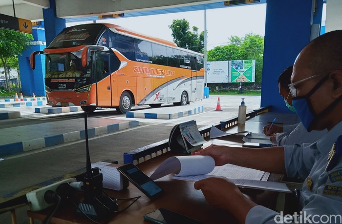 Petugas Dishub Pemkab Klaten memantau lalu lintas bus AKAP di Terminal Ir Soekarno. (Achmad Syauqi detikcom)