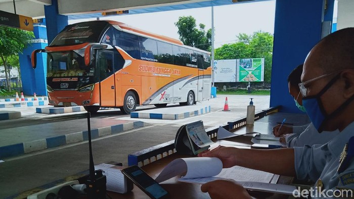 Petugas Dishub Pemkab Klaten memantau lalu lintas bus AKAP di Terminal Ir Soekarno. (Achmad Syauqi detikcom)