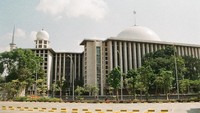 Masjid Istiqlal pada Jumat (9/4) siang. Masjid Istiqlal kini siap menggelar salat tarawih berjamaah secara terbatas di tengah pandemi COVID-19.