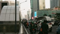 Jalanan macet di ibu kota masih menjadi sesuatu yang jamak terjadi.