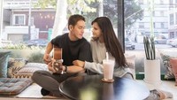 Tak hanya romantis saja, Anthony juga sering memainkan gitar untuk Audi ketika mereka tengah bersantai di kafe. Duh bikin iri! Foto: Instagram Audi Marissa/Anthony Xie