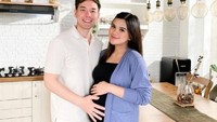 Berpose di dapur yang ada di rumah baru mereka, ini ekspresi tak sabar dari Anthony dan Audi saat menunggu kedatangan buah hati mereka. Foto: Instagram Audi Marissa/Anthony Xie