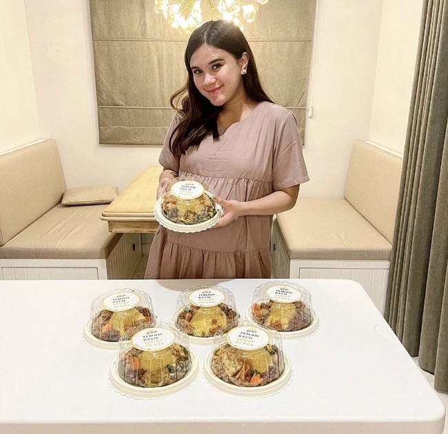 Audi Marissa baru-baru ini juga mengungkapkan bahwa dirinya terkena body shaming karena bentuk badannya yang berubah usai melahirkan. Tak mau ambil pusing, melalui Instagram Storynya Audi mengaku langsung memblokir orang-orang yang berkomentar negatif terhadap penampilannya itu. Foto: Instagram Audi Marissa/Anthony Xie