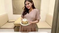 Adakan acara syukuran di rumahnya, Audi pilih menu mini tumpeng dengan aneka lauk untuk dibagikan ke tamu-tamu yang hadir. Foto: Instagram Audi Marissa/Anthony Xie