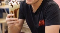 Tak hanya Audi saja yang gemar kulineran, Anthony ternyata juga penggemar minuman manis. Apalagi jika ditambah dengan whipped cream di atasnya. Foto: Instagram Audi Marissa/Anthony Xie