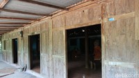 Terus Ciri khas lain rumah limasan itu biasanya pintunya ada tiga sebagai pintu utama dan 2 tablekan, serta jendela. 