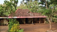 Selain sebagai tempat tinggal, rumah limasan itu digunakan sebagai tempat penyimpanan hasil pertanian saat musim panen datang. Selain itu, luas rumah limasan bisa digunakan keluarga dan sanak saudara untuk berkumpul bersama saat acara tertentu.