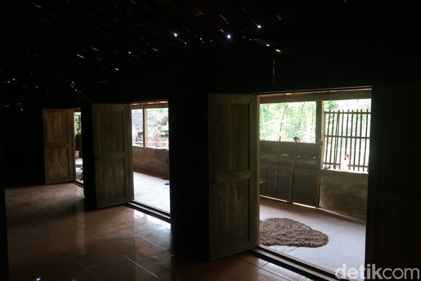 Winarno menyebut sebelum mengenal rumah limasan, warga Pedukuhan Jelok berjenis rumah kampung. Rumah limasan menjadi tolok ukur kepuasan memiliki tempat tinggal saat itu. Winarno menyebut sebelum mengenal rumah limasan, warga Pedukuhan Jelok berjenis rumah kampung. Rumah limasan menjadi tolok ukur kepuasan memiliki tempat tinggal saat itu.