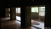 Winarno menyebut sebelum mengenal rumah limasan, warga Pedukuhan Jelok berjenis rumah kampung. Rumah limasan menjadi tolok ukur kepuasan memiliki tempat tinggal saat itu.