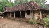 Pedukuhan Jelok, Kalurahan Pacarejo, Kapanewon Semanu terbilang unik karena sebagian besar rumah warganya berjenis rumah limasan.