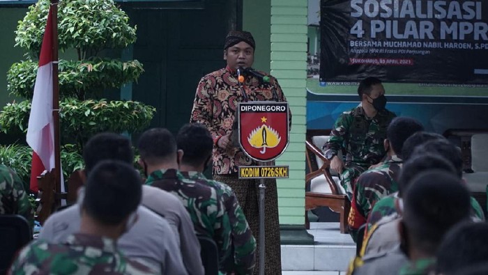 Saat Gus Nabil Sosialisasi 4 Pilar Kebangsaan di Solo Sosialisai 4 Pilar Kebangsaan kembali digelar di markas Kodim 0726/SKH, Kabupaten Sukoharjo, Jawa Tengah guna menyemangati untuk Indonesia Emas 2045.