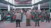 Hadir dalam acara tersebut Kyai Mudzakkir (Majelis Pendekar Pagar Nusa Kabupaten Sukoharjo/ Guru Ngaji Pak Jokowi), Letkol Inf Agus Adhy Darmawan, (Komandan Kodim 0726/ Sukoharjo), AKBP Bambang Yugo Pamungkas, (Kapolres Kabupaten Sukoharjo, dan Muchamad Nabil Haroen, (Anggota MPR RI Fraksi PDI Perjuangan), di hadapan 150 personil TNI-Polri. Foto: dok. Pribadi/Nabil Haroen