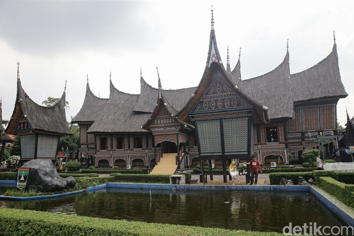 Presiden Jokowi mengambil alih pengelolaan TMII dari yayasan keluarga Soeharto kembali ke negara dengan sepucuk Peraturan Presiden (Perpres).